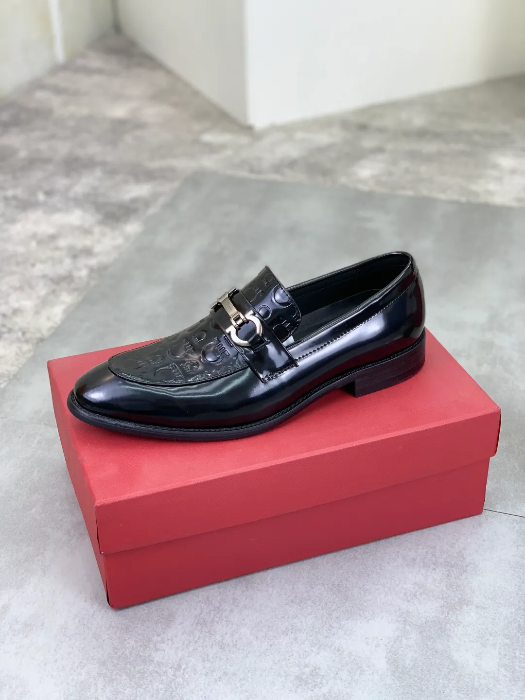 Men's Men's Shoes 💰P480💰[New Style] Water-dyed Niuli 🆘[Salvatore Ferragamo] Ferragamo's latest casual business leather shoes for men! Available at counters simultaneously! The fabric is made of specially imported original calfskin, and the interior is made of imported water-dyed cowhide. It is absolutely luxurious and leads the fashion trend. Matching code: 39-44, black optional